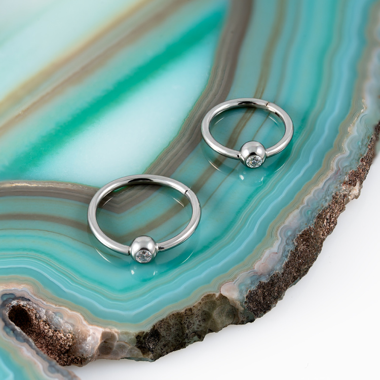 Кольцо-кликер с шаром фианит Implant Grade 1 мм титан